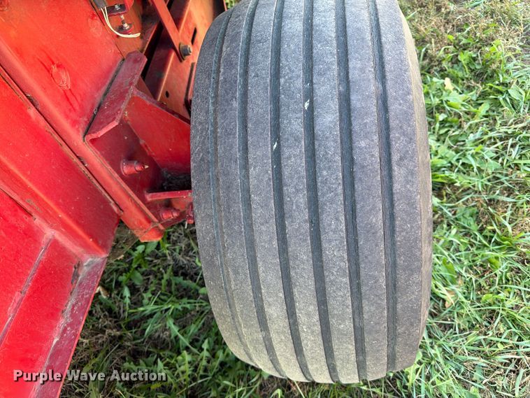 image for item FT6973 1991 Case International 8460 round baler