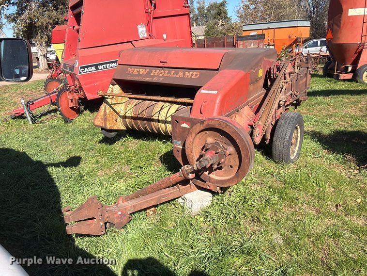 image for item FT6974 New Holland S67 small square baler