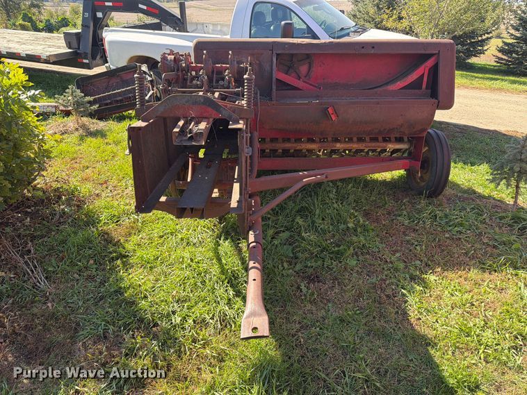 image for item FT6974 New Holland S67 small square baler