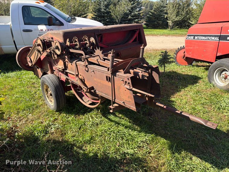 image for item FT6974 New Holland S67 small square baler