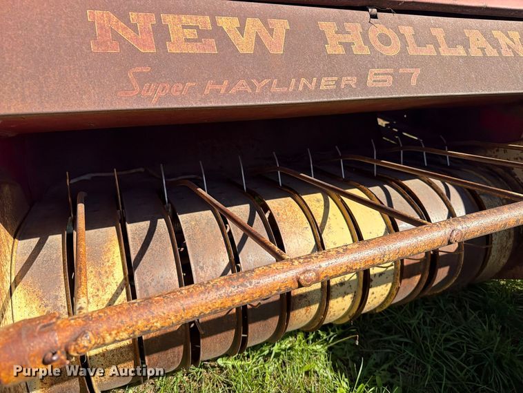 image for item FT6974 New Holland S67 small square baler
