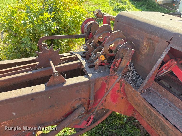 image for item FT6974 New Holland S67 small square baler