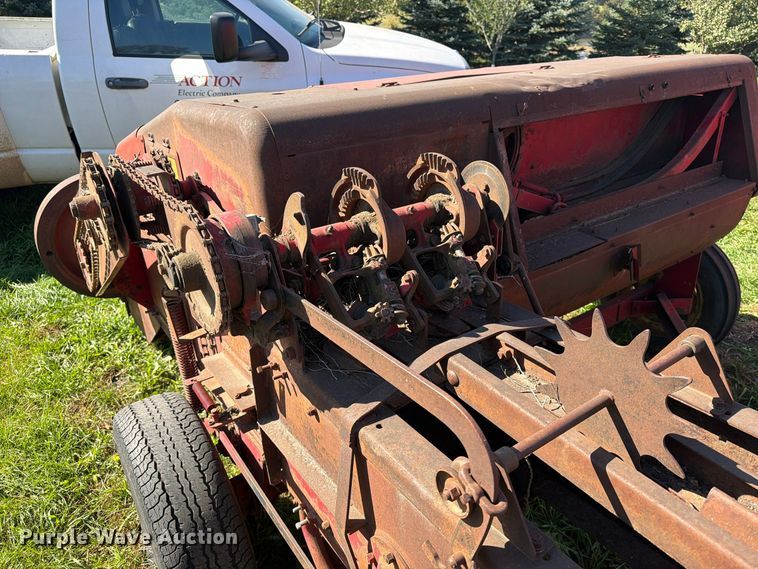 image for item FT6974 New Holland S67 small square baler