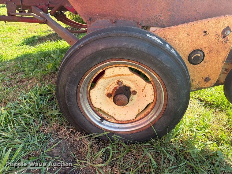 image for item FT6974 New Holland S67 small square baler