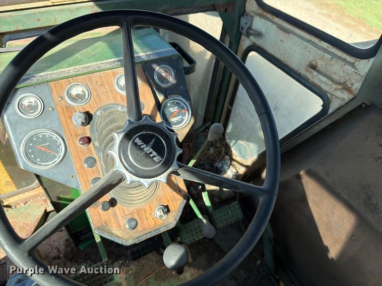 image for item FT6976 1971 Oliver 1755 tractor