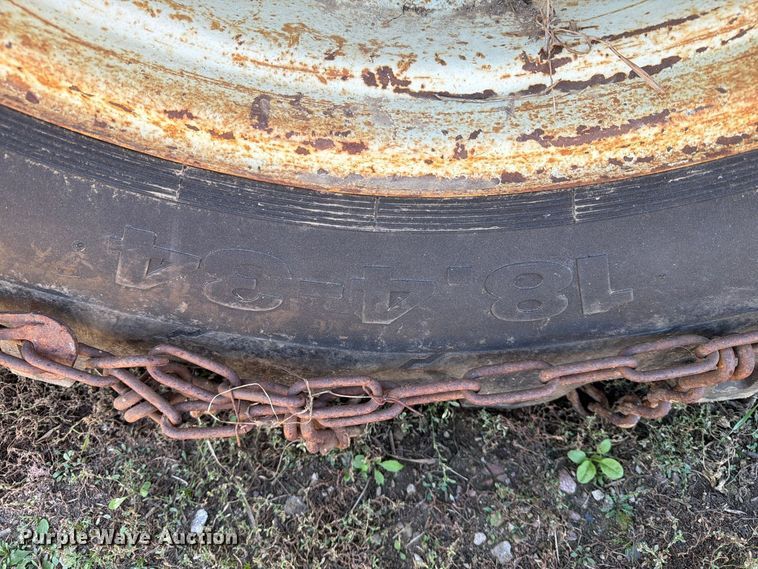 image for item FT6976 1971 Oliver 1755 tractor