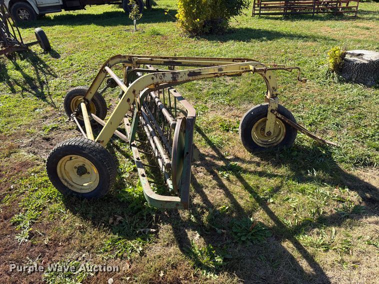 image for item FT6978 John Deere 640 hay rake