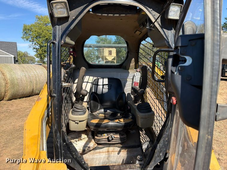 image for item FU1177 2010 Caterpillar 272C skid steer loader