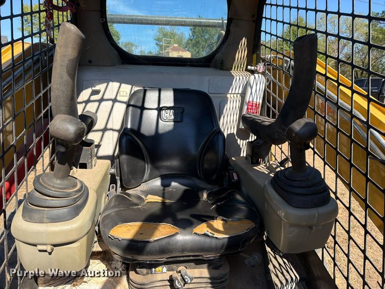 image for item FU1177 2010 Caterpillar 272C skid steer loader