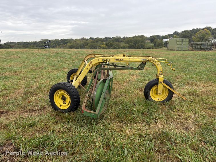 image for item FU4797 John Deere 640 hay rake