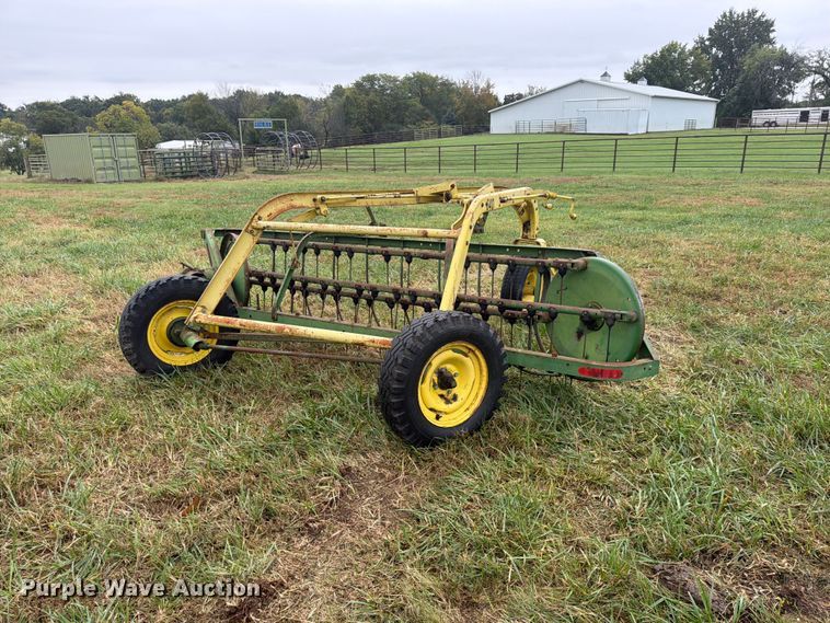 image for item FU4797 John Deere 640 hay rake