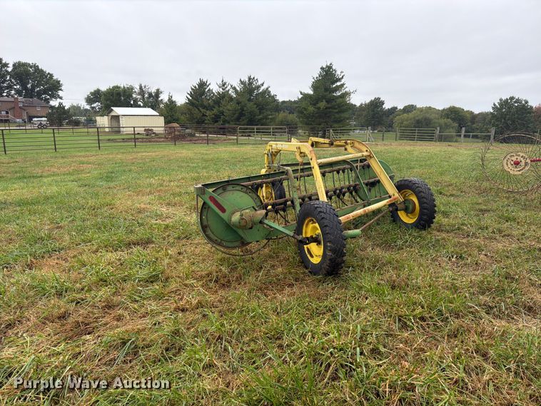 image for item FU4797 John Deere 640 hay rake