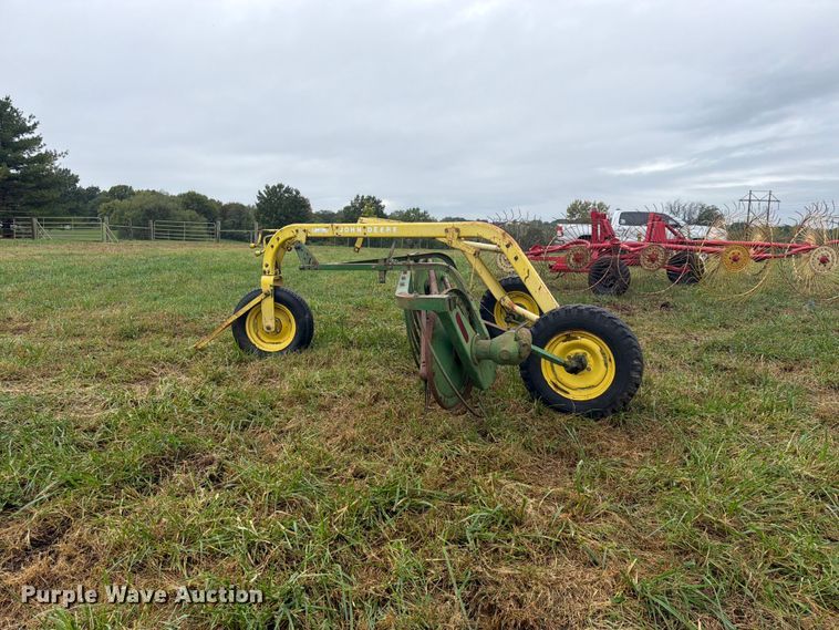image for item FU4797 John Deere 640 hay rake