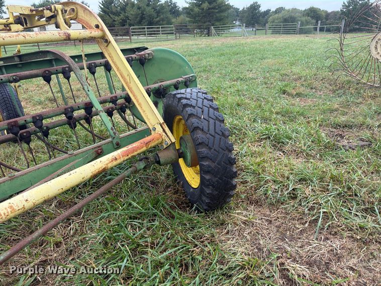 image for item FU4797 John Deere 640 hay rake