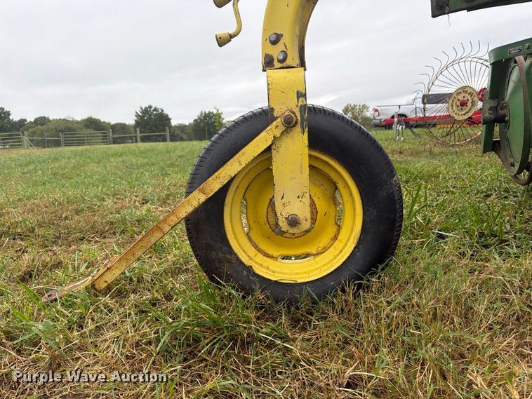 image for item FU4797 John Deere 640 hay rake