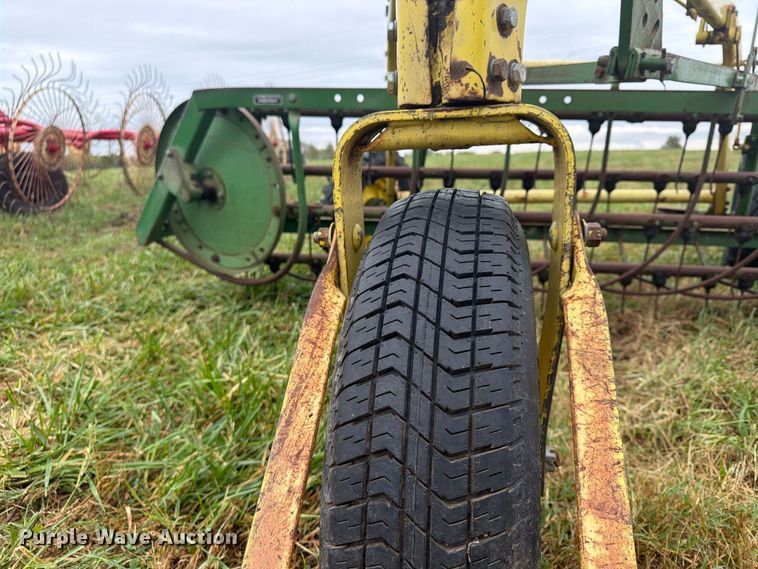 image for item FU4797 John Deere 640 hay rake