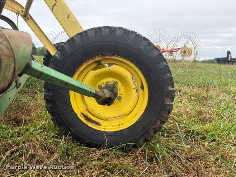 image for item FU4797 John Deere 640 hay rake