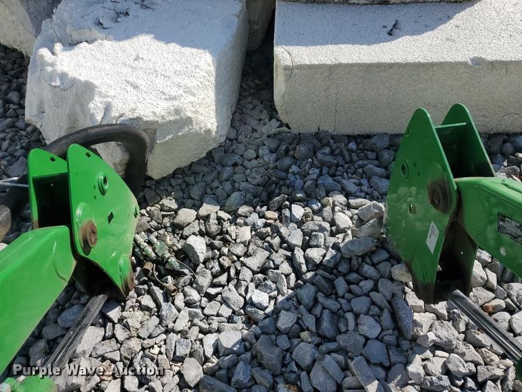 image for item YA5776 2022 John Deere 520M loader