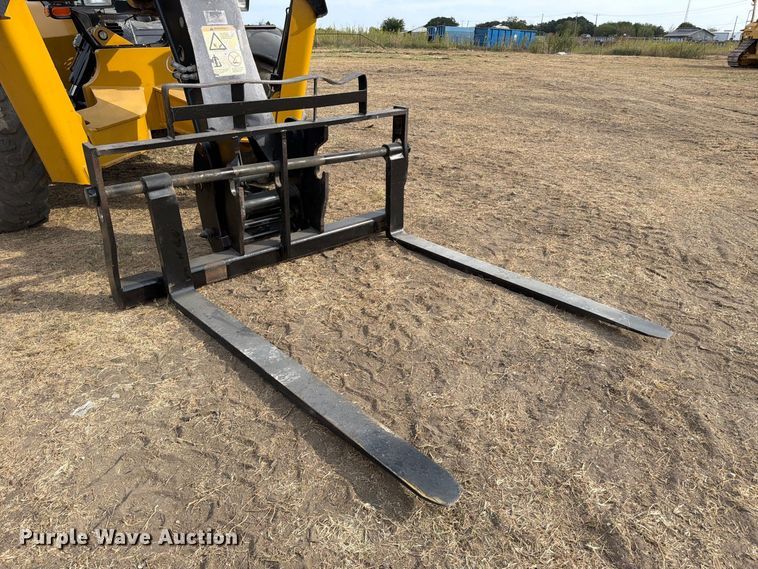 image for item FN3520 2014 Caterpillar TL943C telehandler