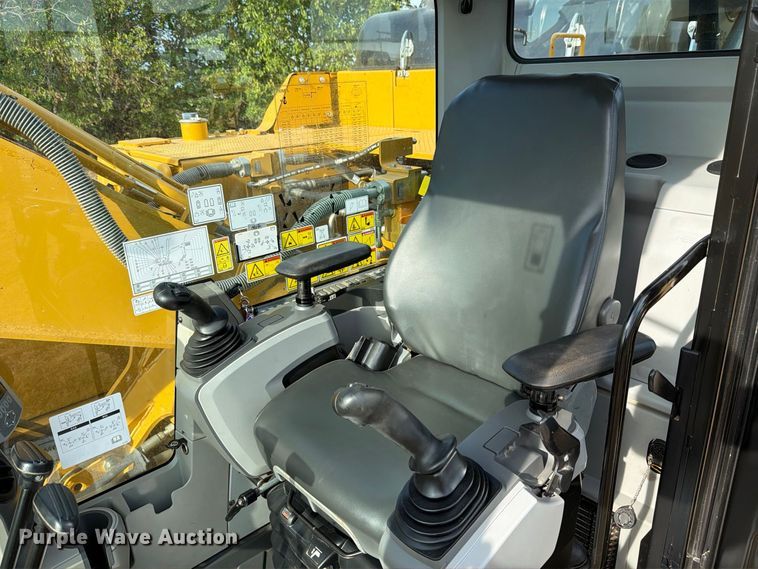 image for item FN3523 2019 Caterpillar 326F L excavator
