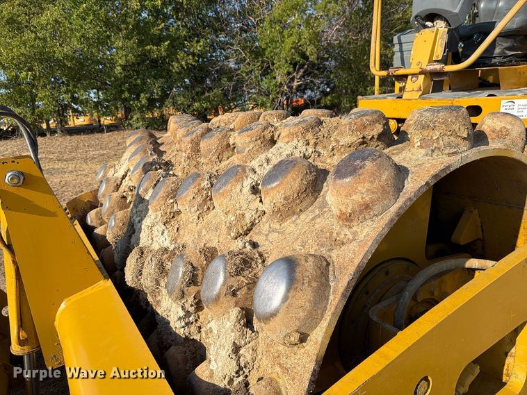 2004 Caterpillar CP-563E