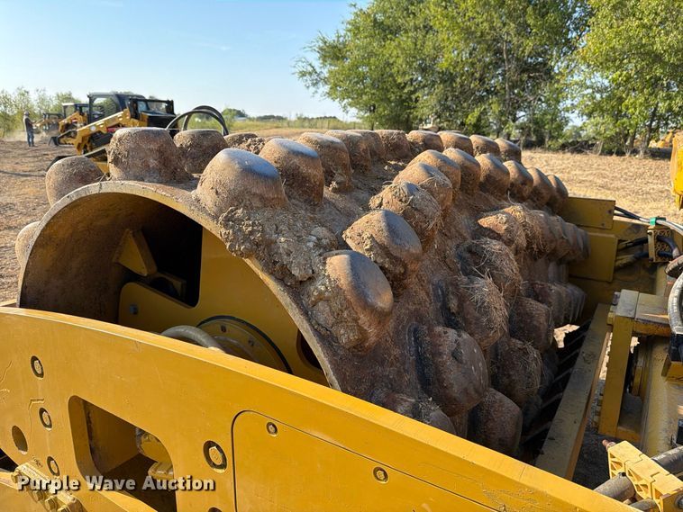 2004 Caterpillar CP-563E
