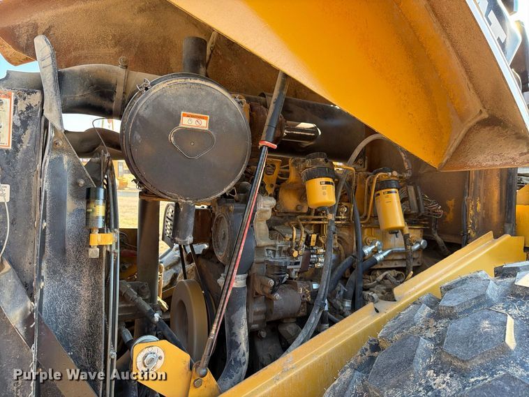 2004 Caterpillar CP-563E