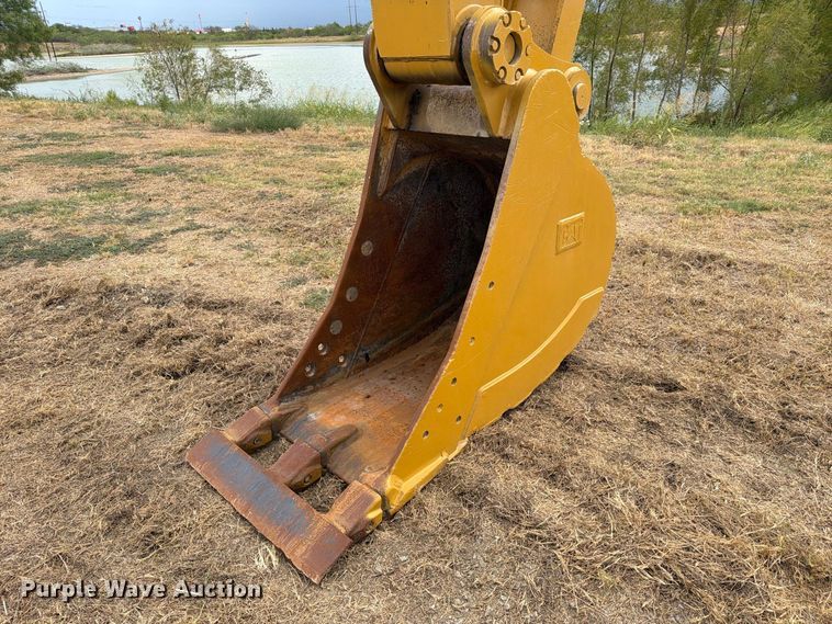 image for item FN3537 2022 Caterpillar 330 excavator