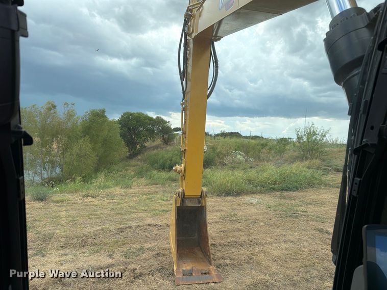 image for item FN3537 2022 Caterpillar 330 excavator