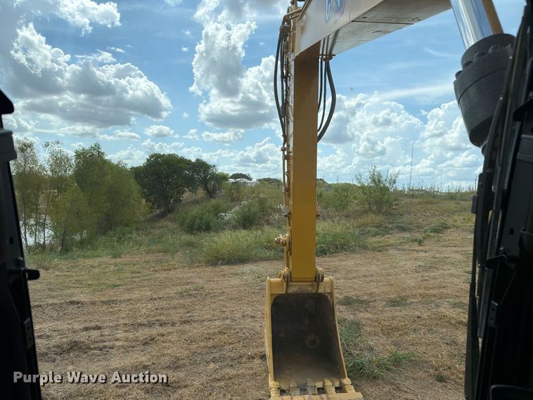 image for item FN3553 2022 Caterpillar 330 TC excavator