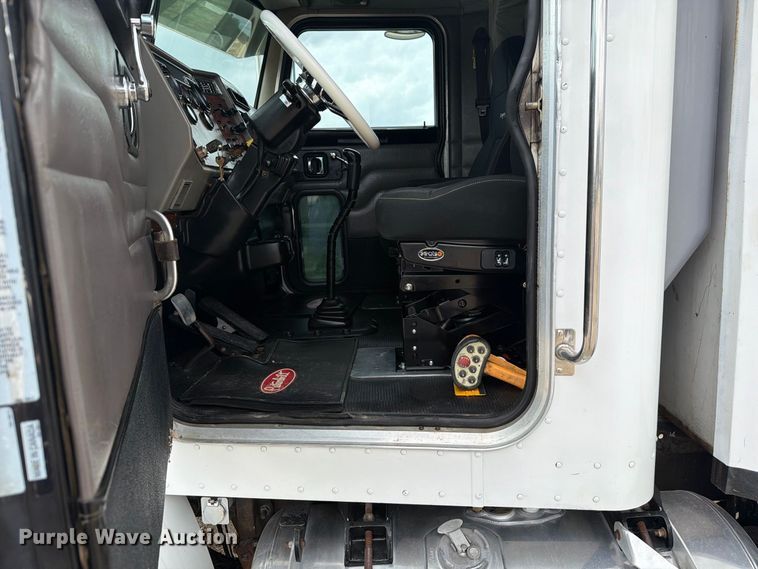 image for item FN3597 2007 Peterbilt 335 mechanics truck