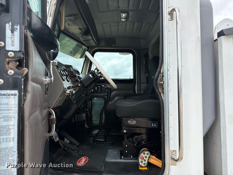 image for item FN3597 2007 Peterbilt 335 mechanics truck