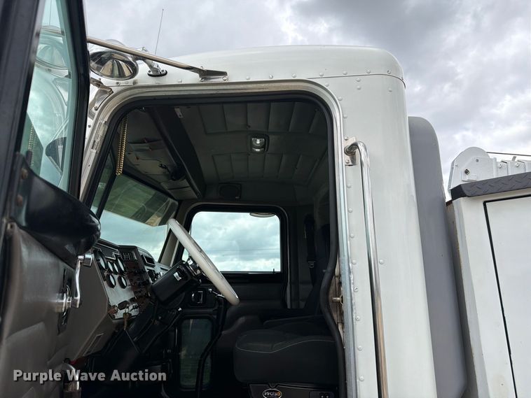 image for item FN3597 2007 Peterbilt 335 mechanics truck