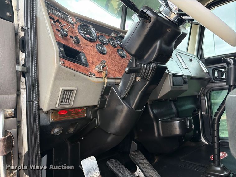 image for item FN3597 2007 Peterbilt 335 mechanics truck