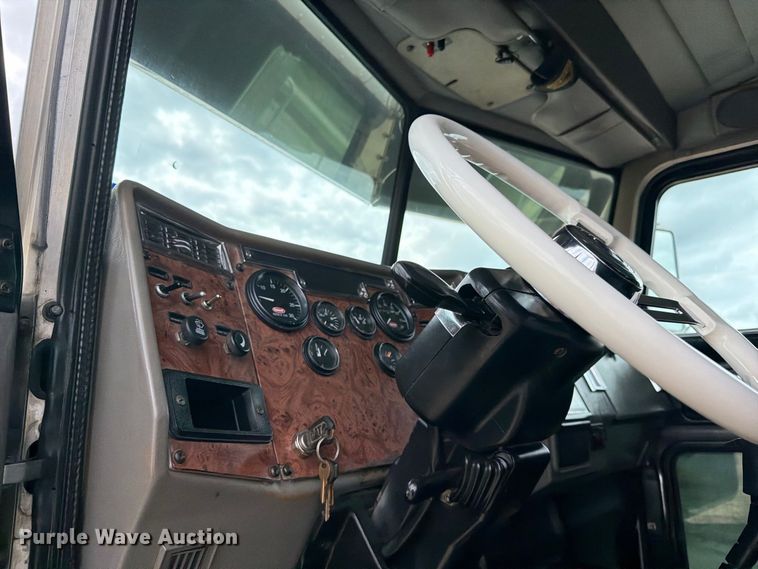 image for item FN3597 2007 Peterbilt 335 mechanics truck