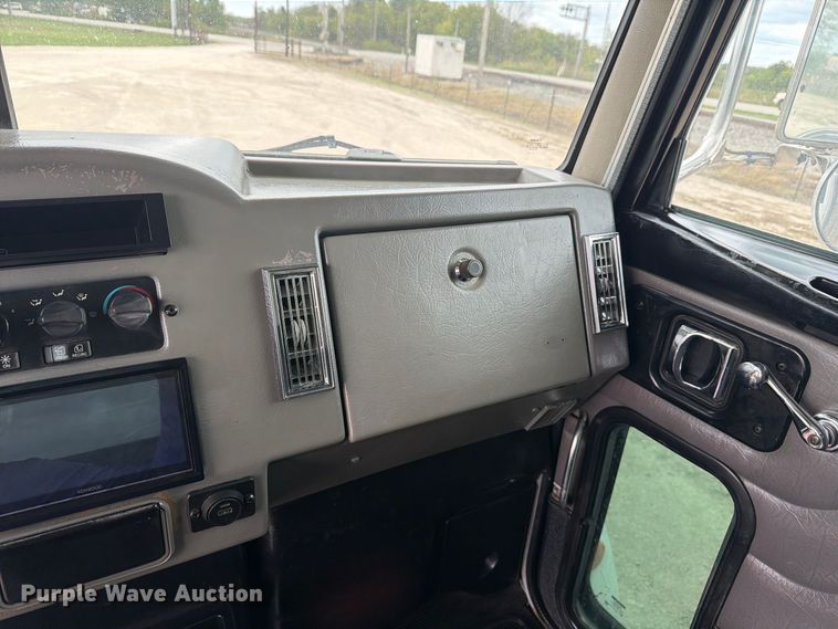 image for item FN3597 2007 Peterbilt 335 mechanics truck