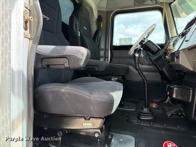 image for item FN3597 2007 Peterbilt 335 mechanics truck