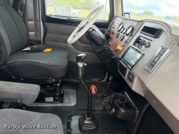 image for item FN3597 2007 Peterbilt 335 mechanics truck