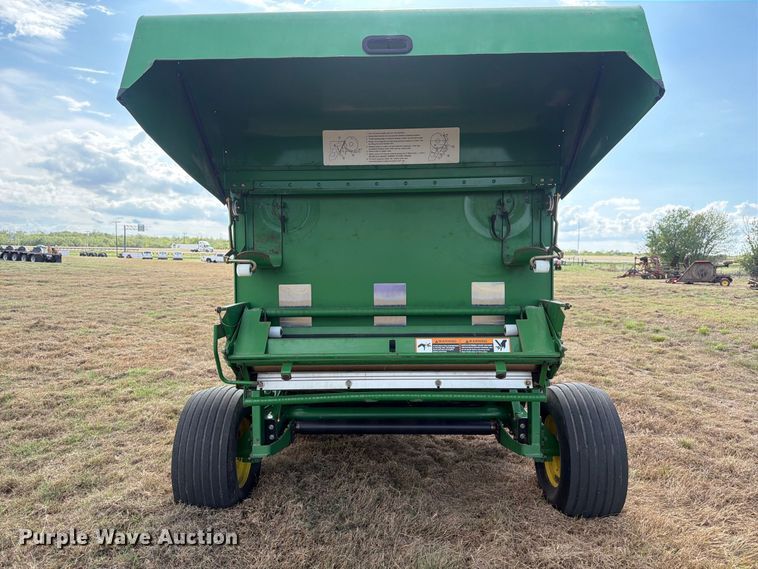 image for item FN3599 2010 John Deere 468 MegaWide Plus round baler
