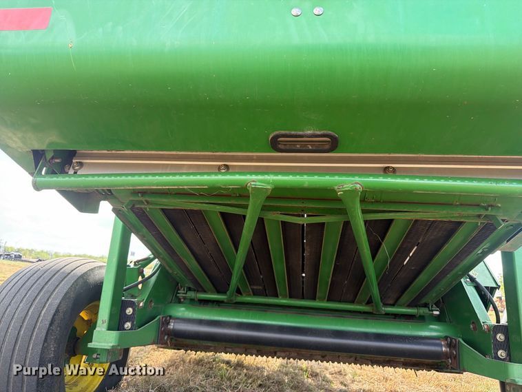 image for item FN3599 2010 John Deere 468 MegaWide Plus round baler