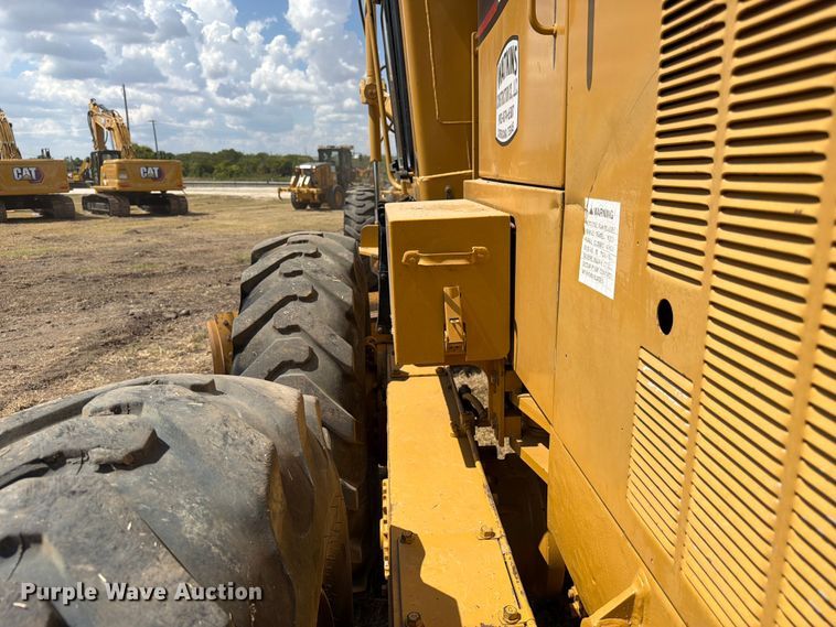 image for item FN3607 2001 Caterpillar 140H motor grader