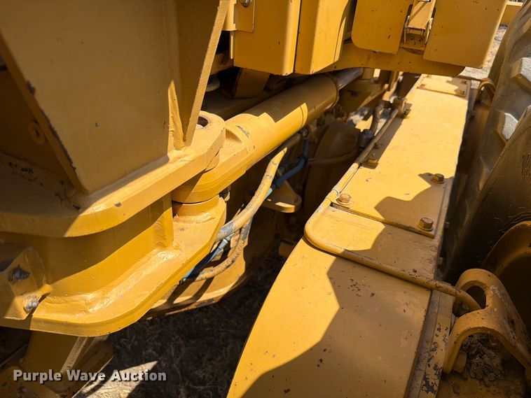 image for item FN3607 2001 Caterpillar 140H motor grader
