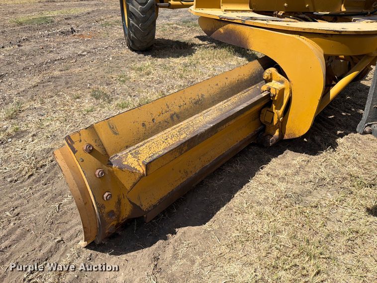image for item FN3607 2001 Caterpillar 140H motor grader