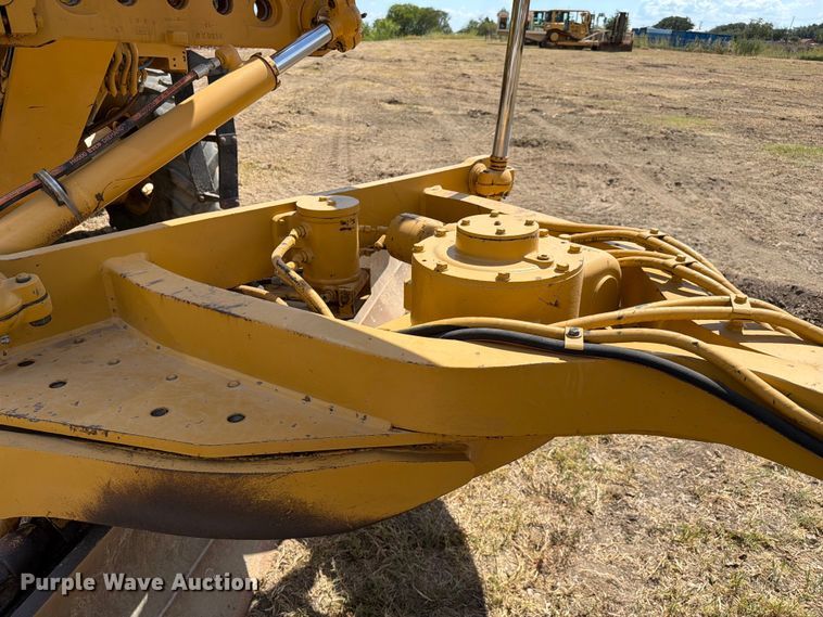 image for item FN3607 2001 Caterpillar 140H motor grader