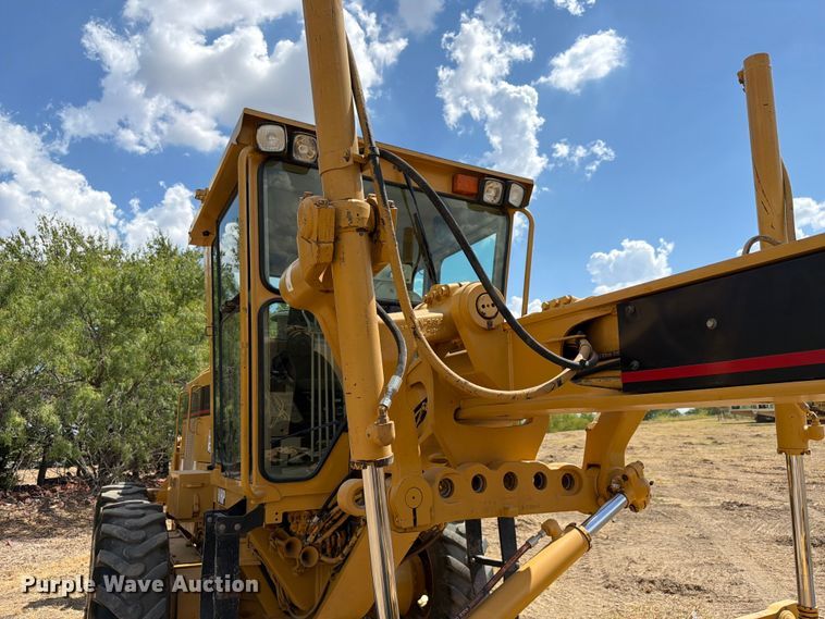 image for item FN3607 2001 Caterpillar 140H motor grader