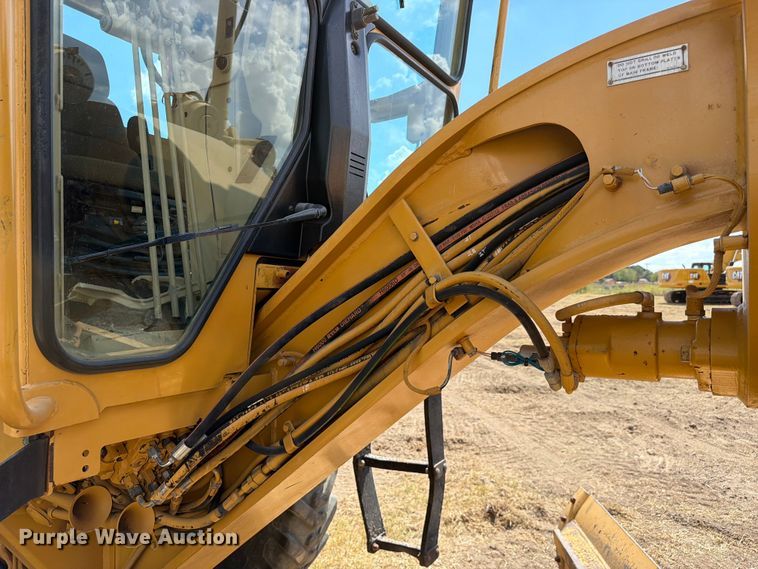 image for item FN3607 2001 Caterpillar 140H motor grader