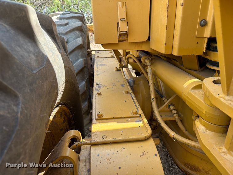 image for item FN3607 2001 Caterpillar 140H motor grader