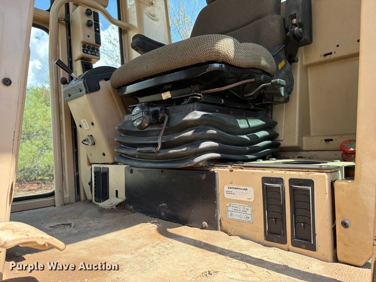 image for item FN3607 2001 Caterpillar 140H motor grader