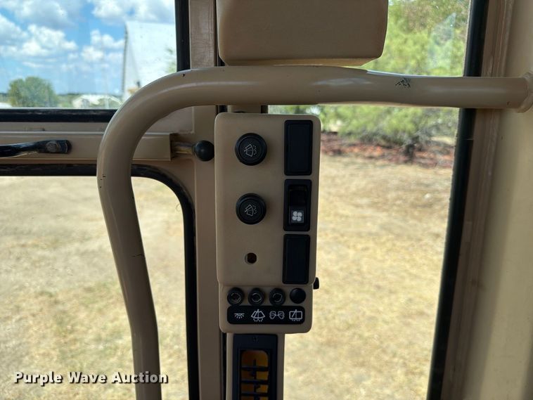image for item FN3607 2001 Caterpillar 140H motor grader