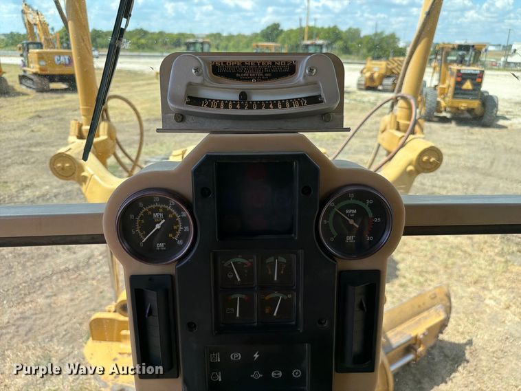 image for item FN3607 2001 Caterpillar 140H motor grader